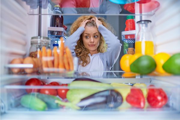 Geladeira gelando pouco? 5 causas comuns e soluções rápidas